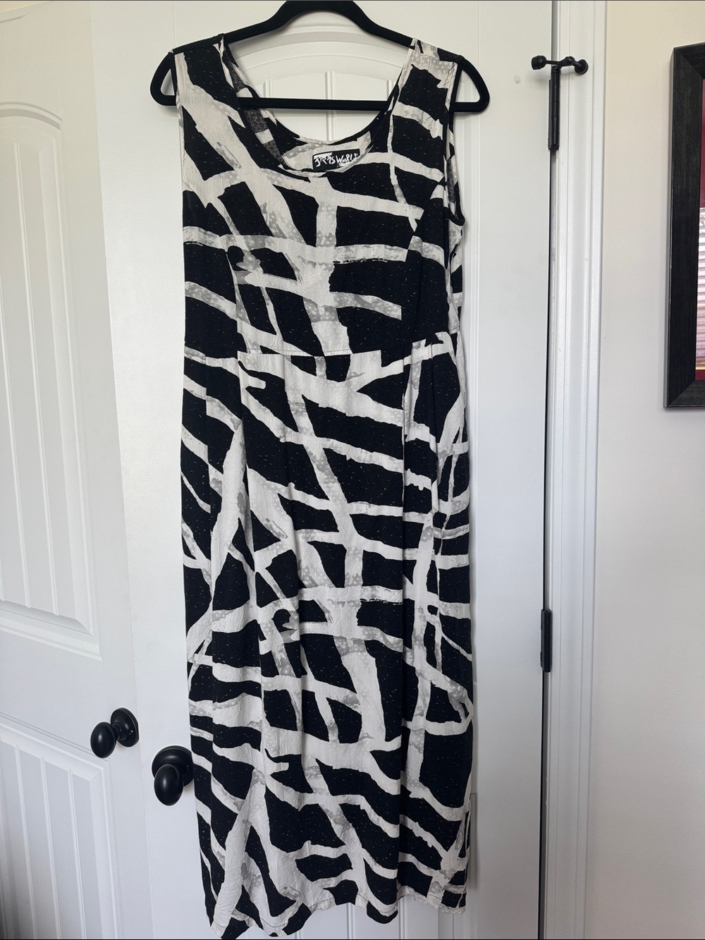 Jams World Sleeveless Black and White Midi Dress with Abstract Stripe Print